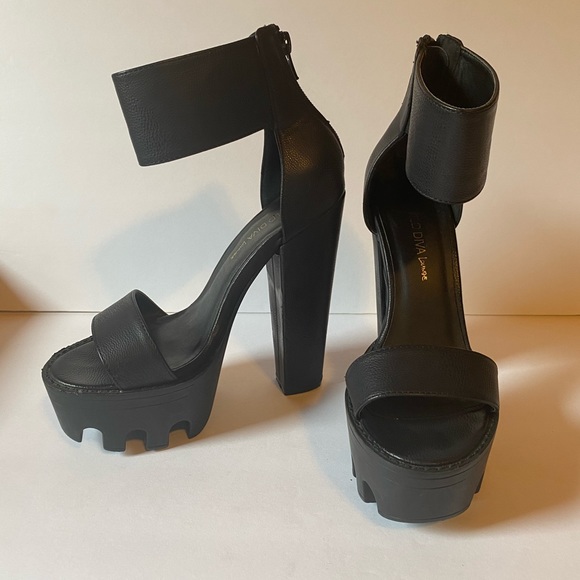 Wild Diva Platform ankle strap heels - Picture 7 of 10